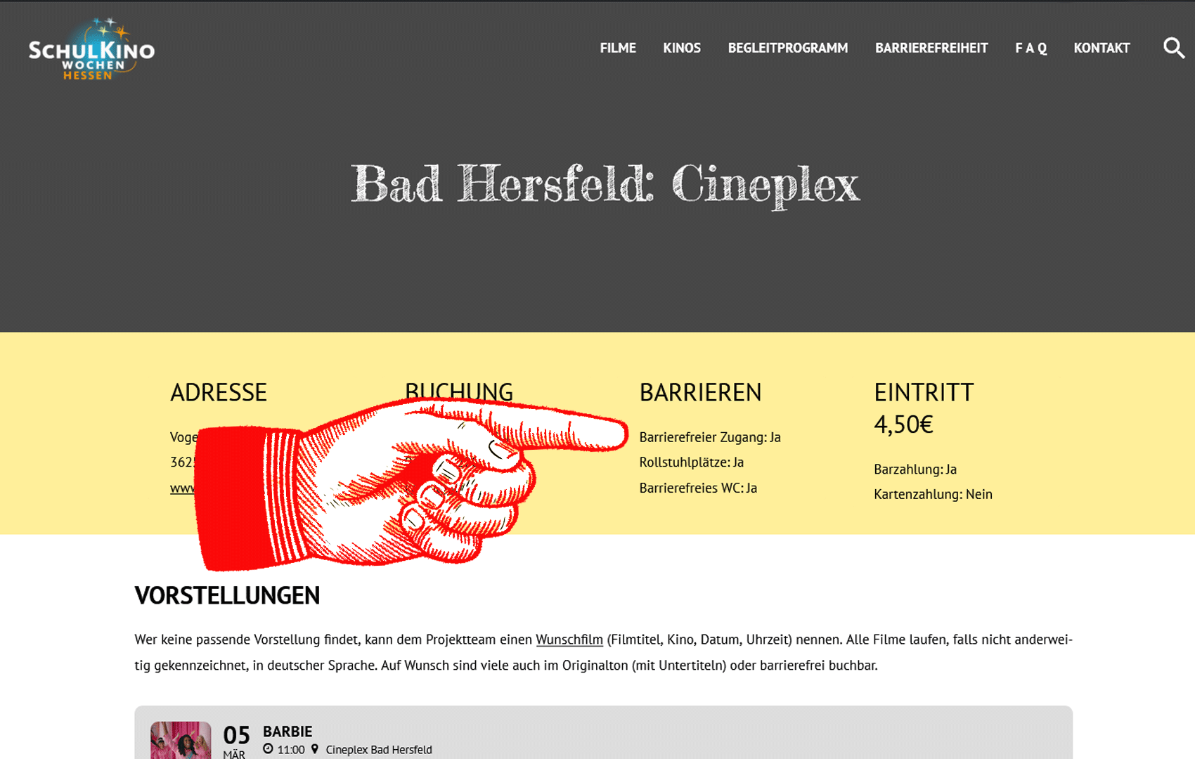 Screenshot einer Kinoseite mit einer Hand, die auf die Barriere-Infos deutet und zeigt, wo diese auf der Seite zu finden sind.