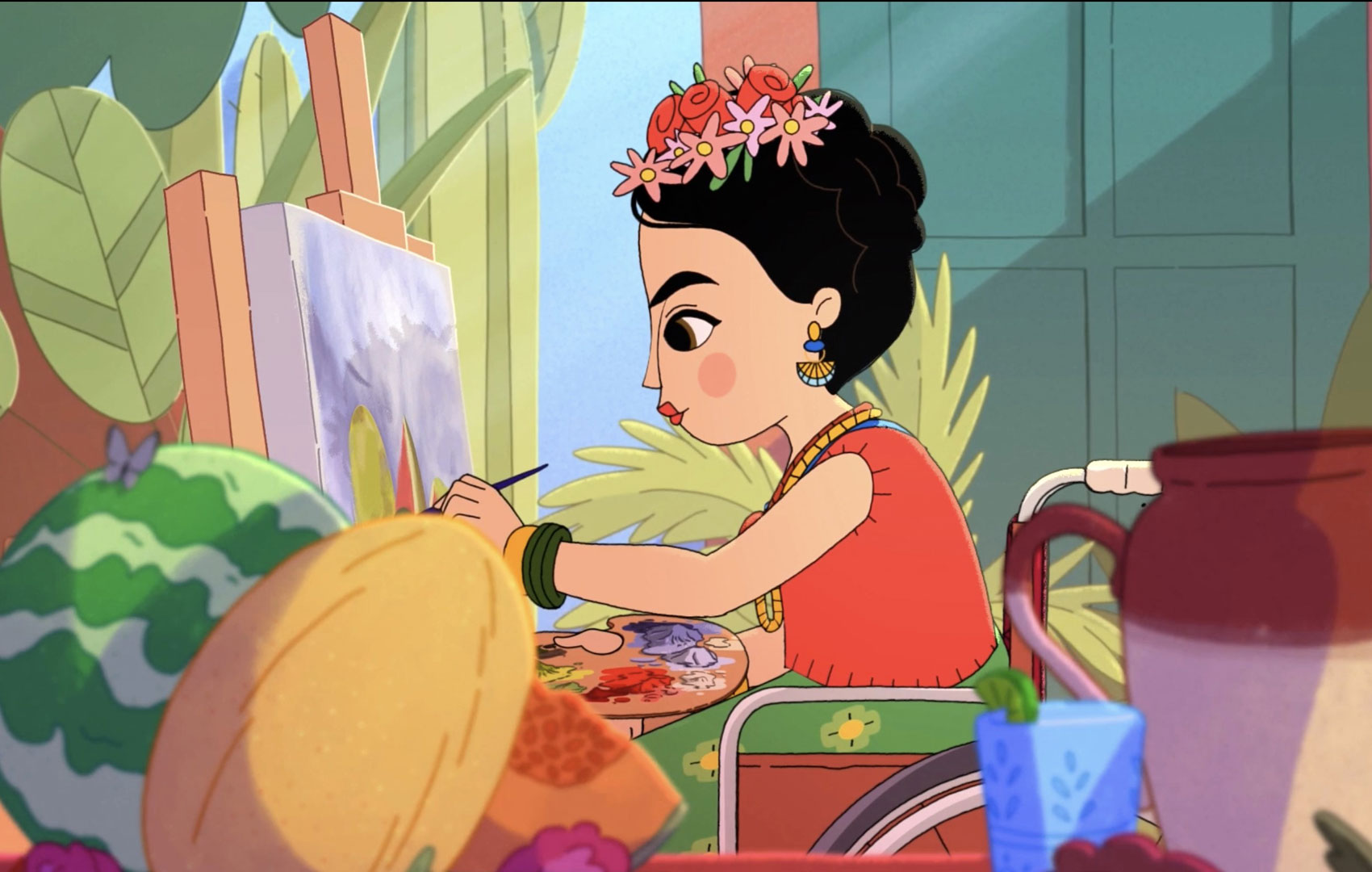 Zeichentrick-Animation: Ein Mädchen mit bunten Blumen in ihren schwarzen Haaren sitzt in einem Rollstuhl und malt mit einem Pinsel auf eine Leinwand.