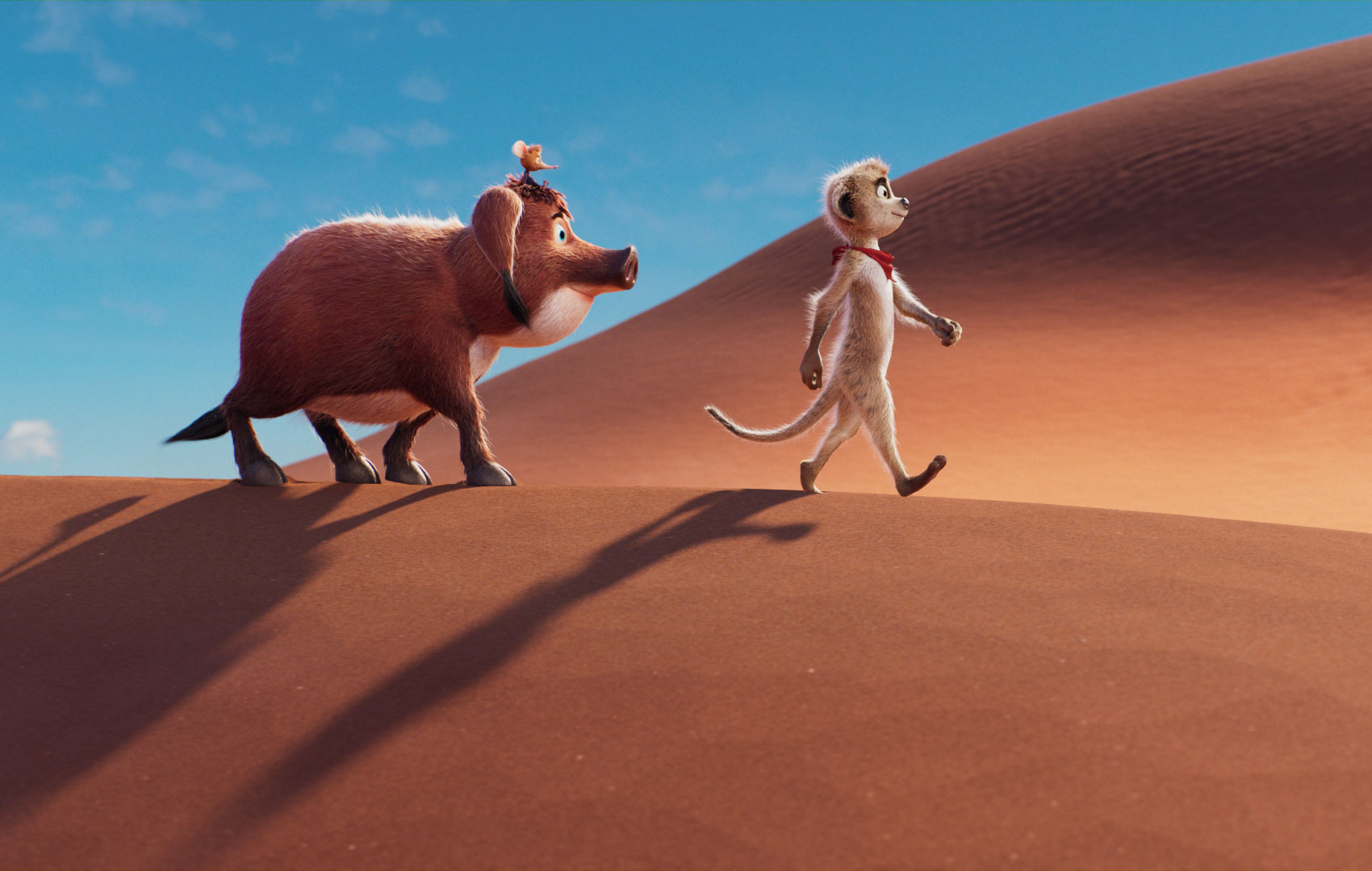 Ein Erdmännchen läuft aufrecht auf zwei Beinen durch die Wüste. Ihm folgt ein Pinselohrschwein, auf dessen Kopf eine Maus mit Rüssel sitzt.